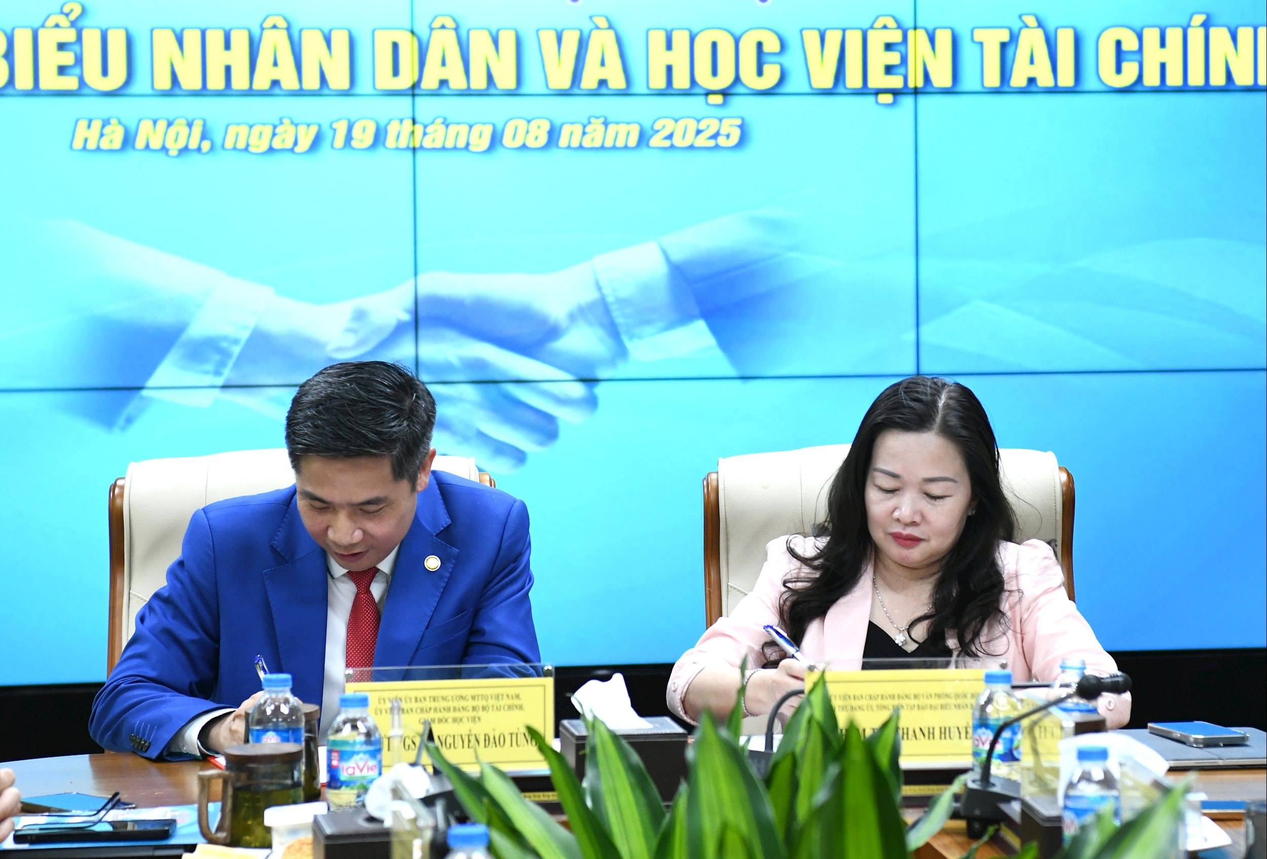 Tổng biên tập Báo Đại biểu nhân dân Phạm Thị Thanh Huyền và Giám đốc Học viện Tài chính Nguyễn Đào Tùng ký kết hợp tác