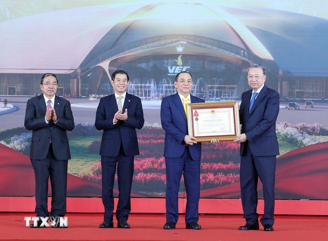 Tổng Bí thư Tô Lâm trao tặng Huân chương Lao động hạng Nhất cho Tập đoàn Vingroup - Công ty CP. (Ảnh: Thống Nhất/TTXVN)