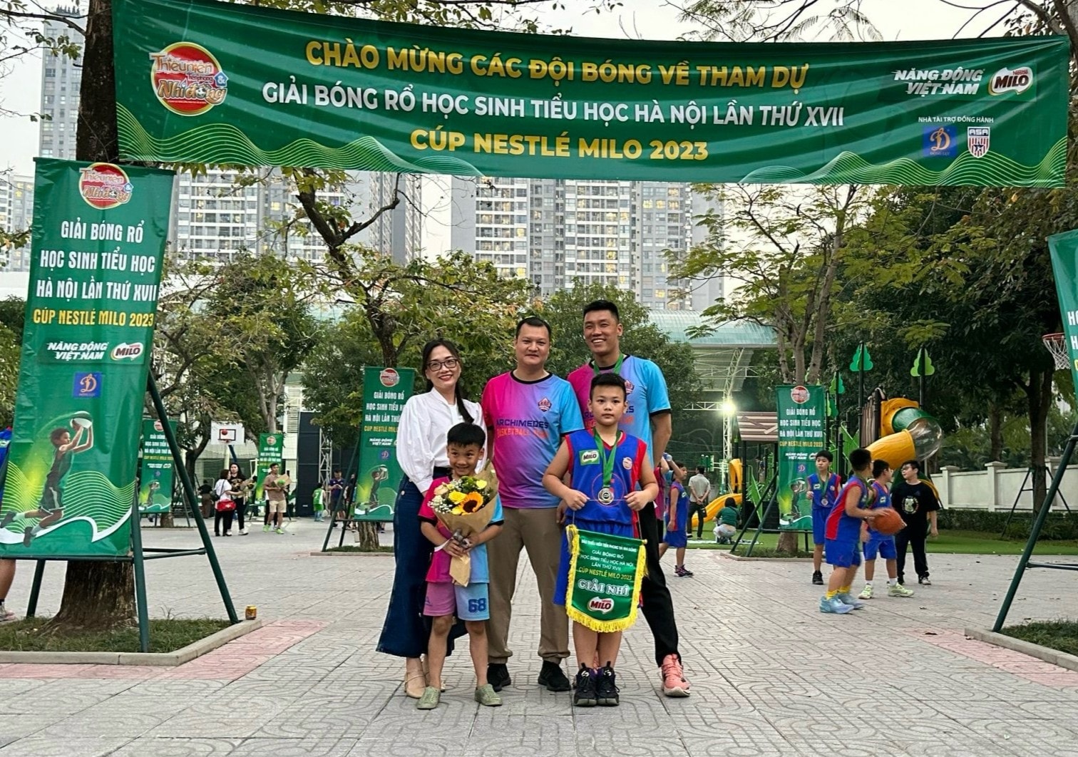 Từng cột mốc quan trọng của Phan Anh luôn có bóng dáng bố mẹ đồng hành và cổ vũ