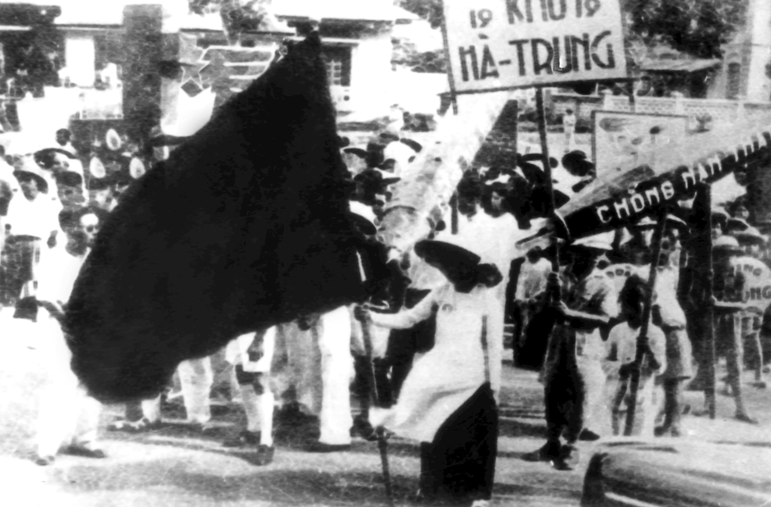 4. Nhân dân khu Hà Trung, Hà Nội cổ động phong trào diệt giặc dốt, ngày 6-12-1945