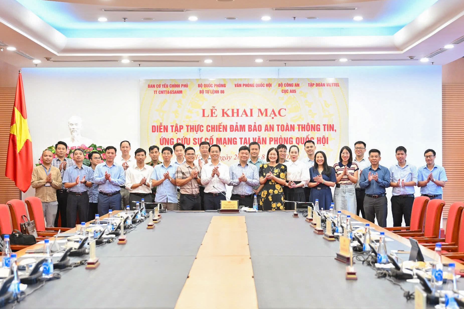 Các đại biểu chụp lưu niệm