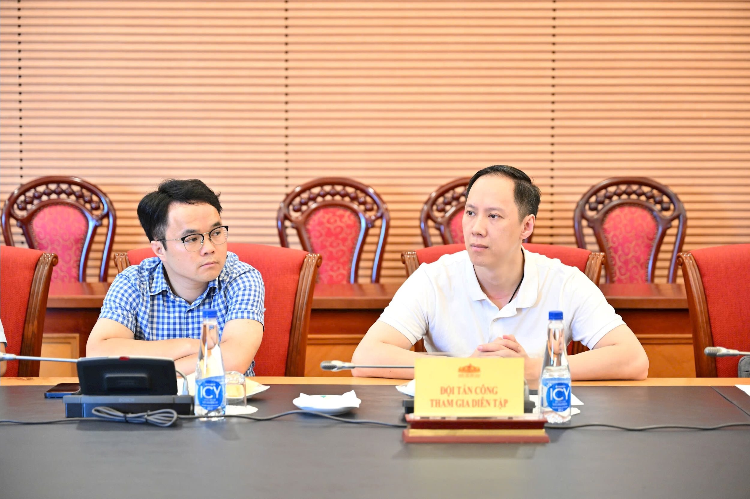 Các đại biểu dự 5