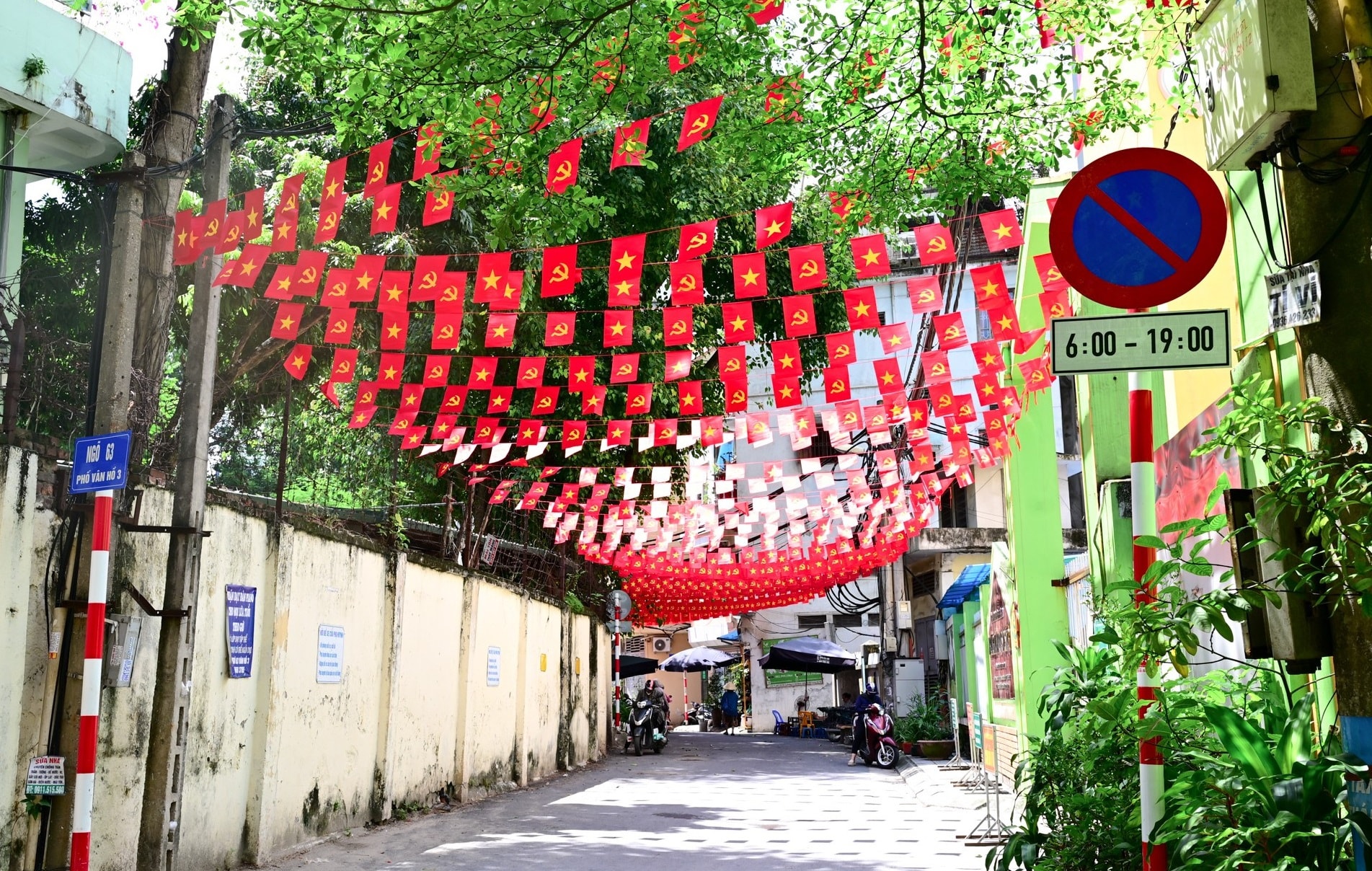 Những lá cờ Đảng, cờ Tổ quốc được treo khắp phố phường ở Hà Nội. Ảnh: Mỹ Hạnh