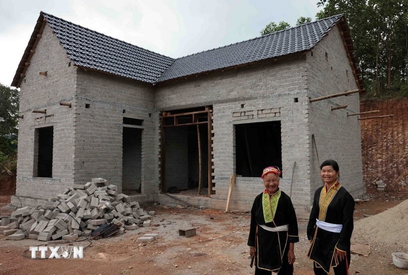 The joy of people having new houses thanks to financial support from the Government and community. (Photo: VNA)