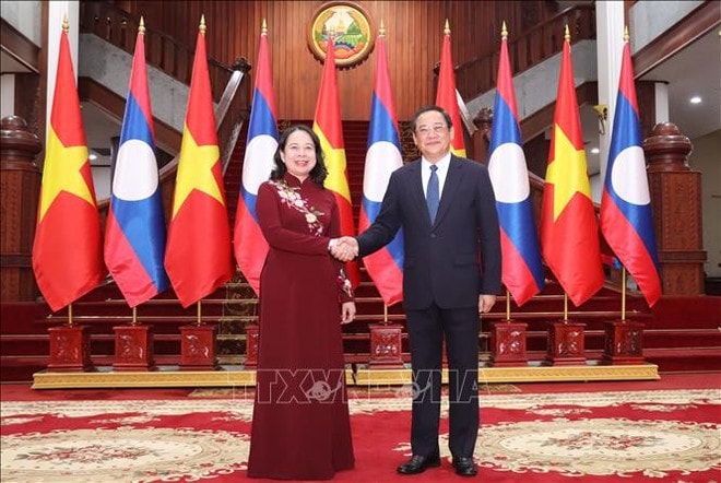 Vietnamese Vice President Vo Thi Anh Xuan (L) and Lao PM Sonexay Siphandone. (Photo: VNA) thu-tuong-lao.jpg
