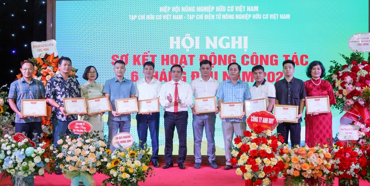 Tân Tổng biên tập trao giấy khen cho cá nhân, tập thể đã có thành tích xuất sắc trong công tác 06 tháng đầu năm 2025