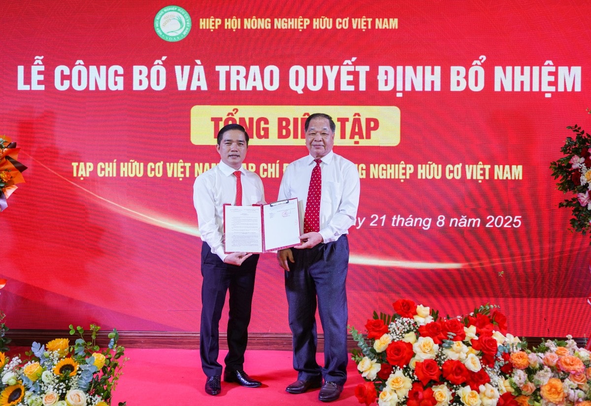 TSKH Hà Phúc Mịch, Chủ tịch Hiệp hội Nông nghiệp Hữu cơ Việt Nam trao quyết định bổ nhiệm Tổng biên tập cho nhà báo Đỗ Ngọc Thi.