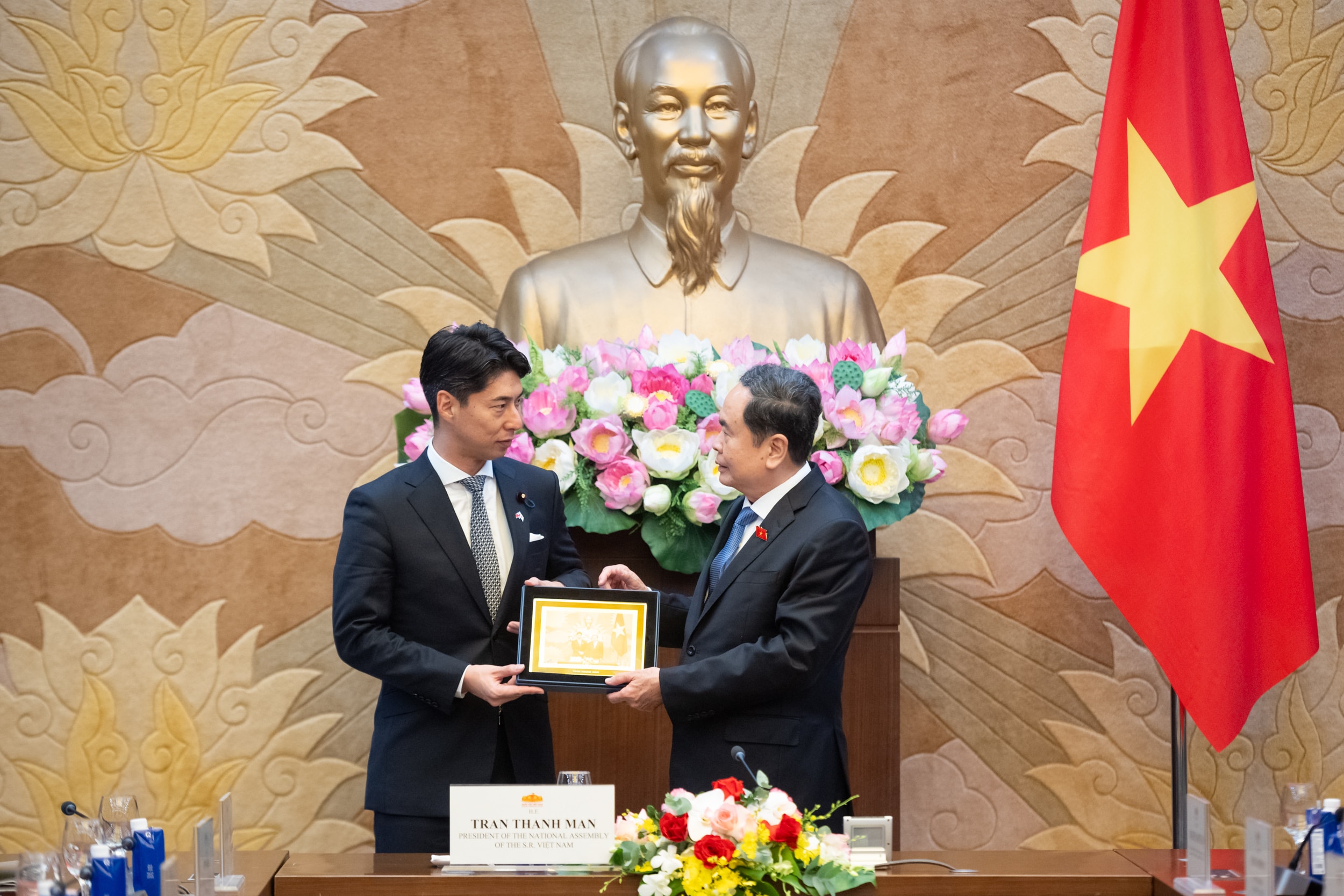 Chủ tịch Quốc hội Trần Thanh Mẫn tặng ảnh lưu niệm Trưởng ban Nakasone 