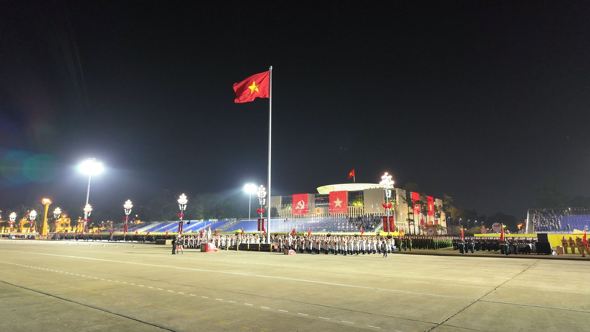 1.Trang nghiêm lễ chào cờ tại Quảng trường Ba Đình.