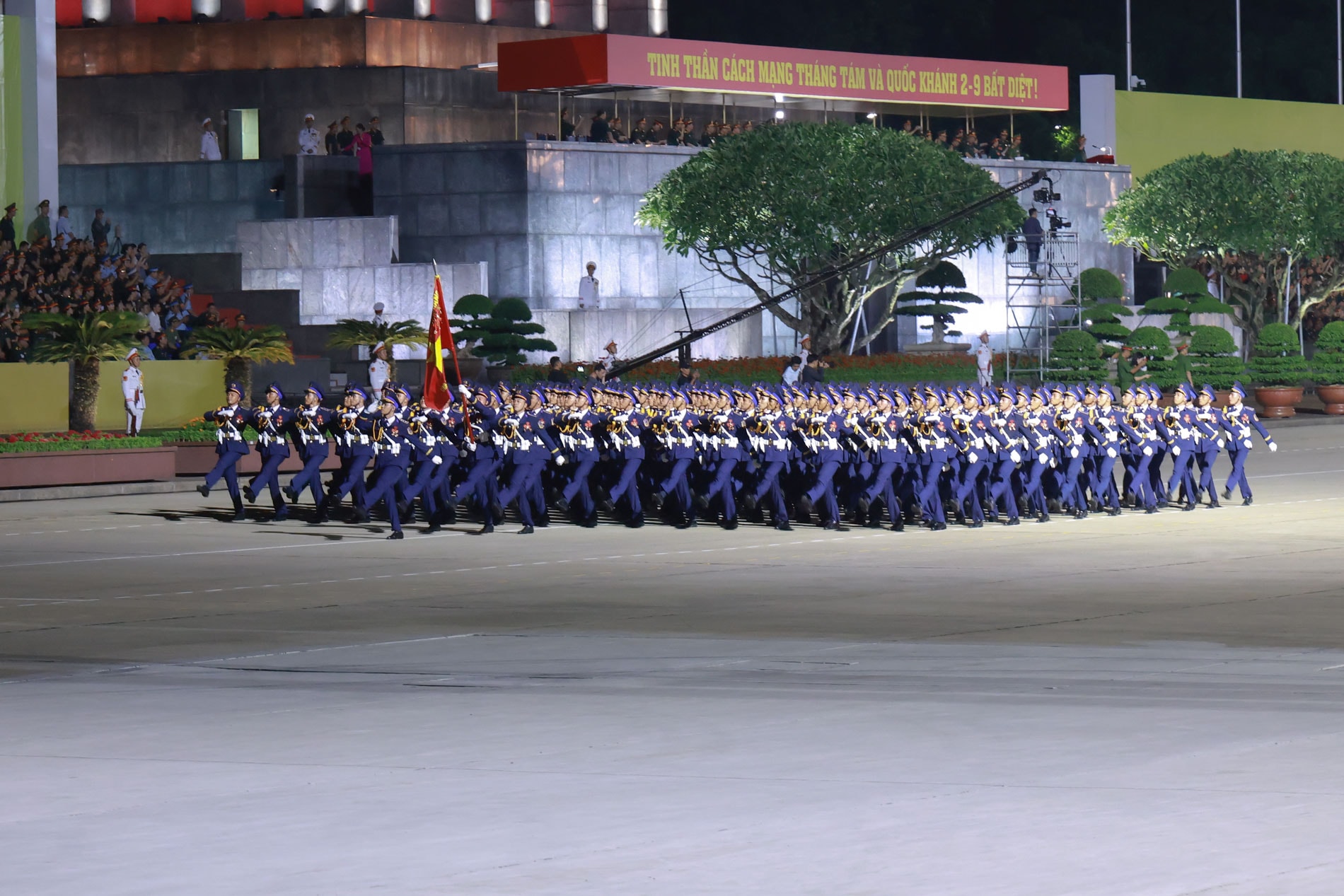 10. Khối sĩ quan Cảnh sát biển Việt Nam ai nấy đều cảm thấy vinh dự, tự hào cùng nhịp bước kiêu hãnh của những đôi chân rắn rỏi.