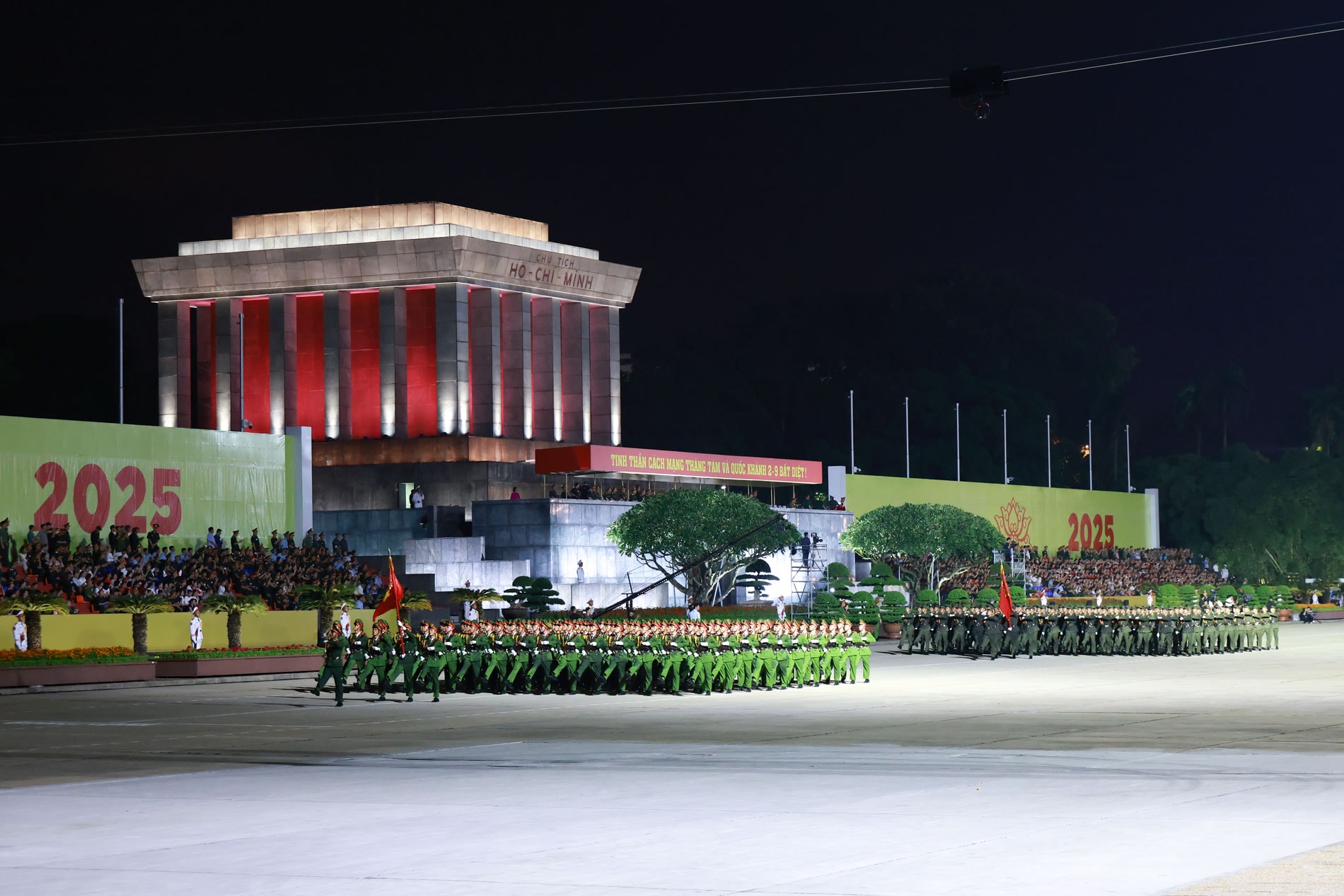 11.Các khối Công an diễu binh qua lễ đài.