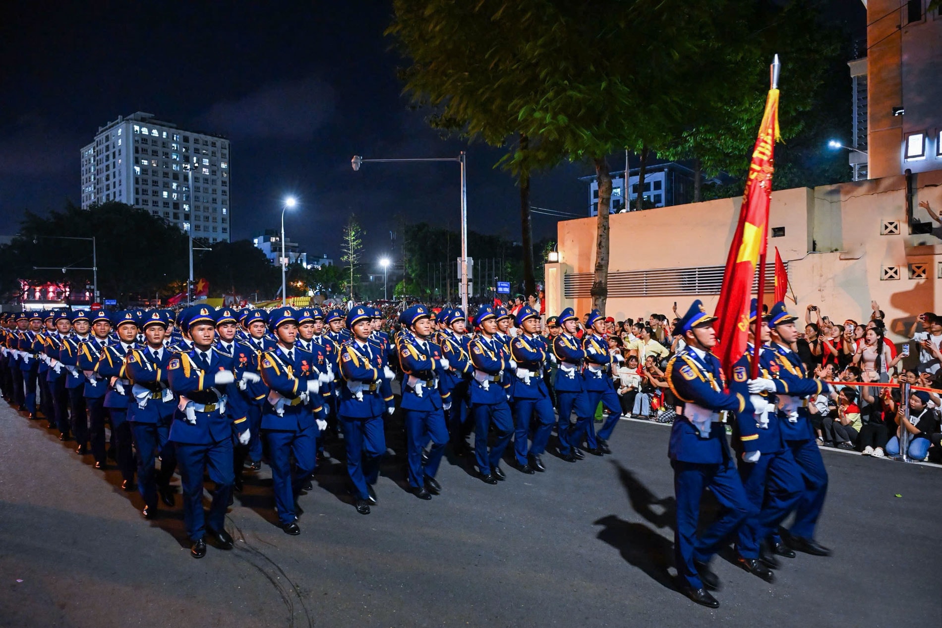 14.Khối sĩ quan Cảnh sát biển Việt Nam đi trong vòng tay nhân dân với những tiếng reo hò không ngớt.