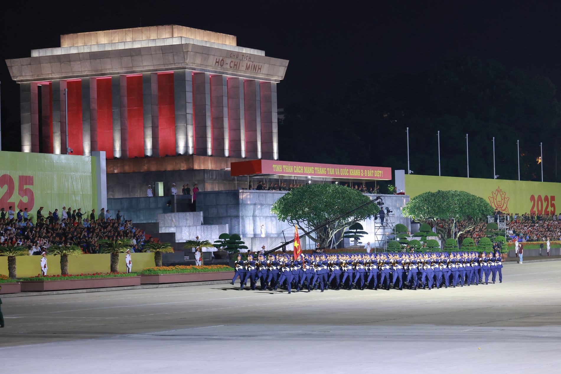 2. Khối sĩ quan Cảnh sát biển thể hiện ý chí kiên cường và tinh thần sẵn sàng bảo vệ chủ quyền biển, đảo thiêng liêng của Tổ quốc.