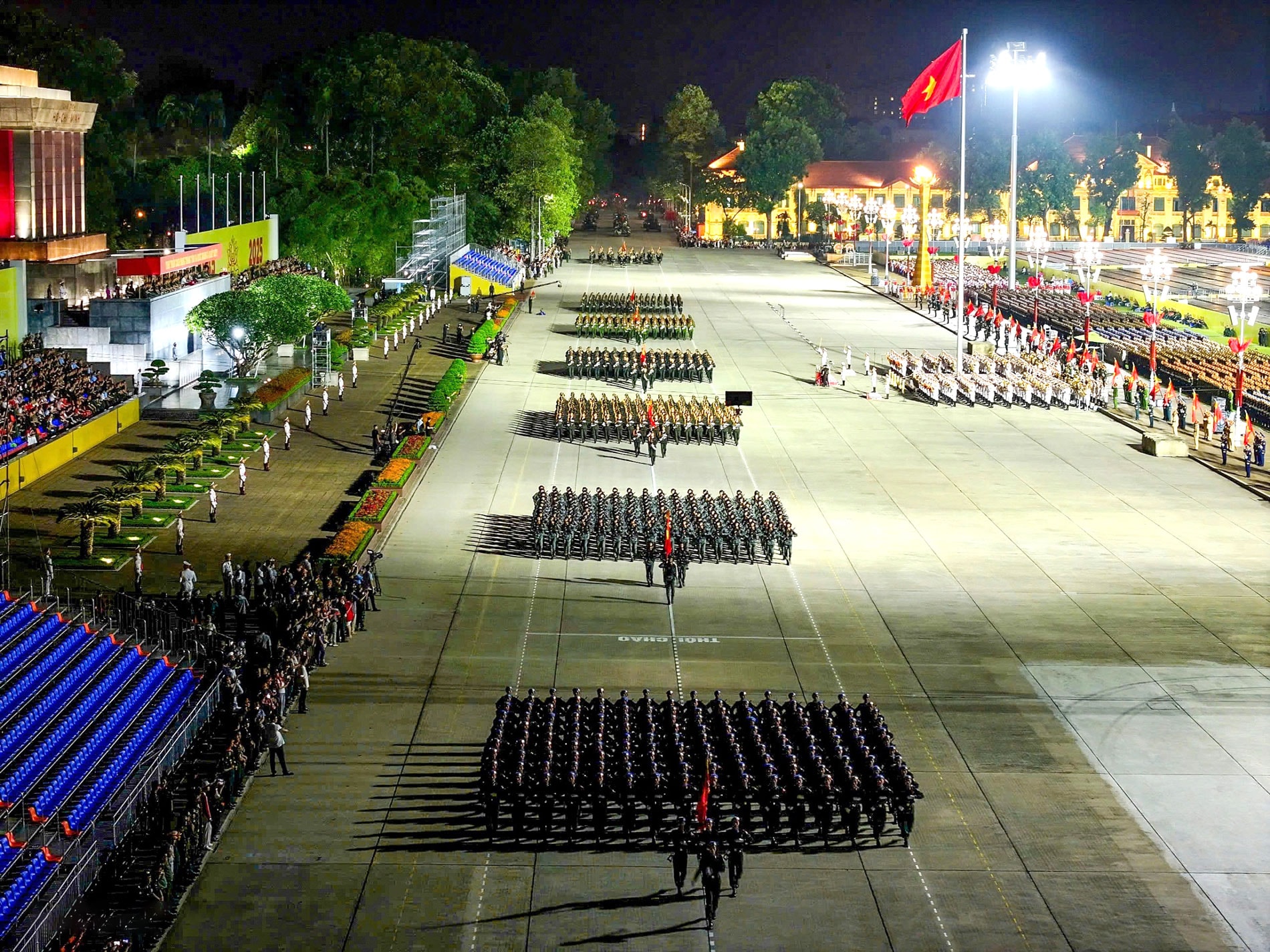 3.Các khối lần lượt diễu binh qua lễ đài. (1)