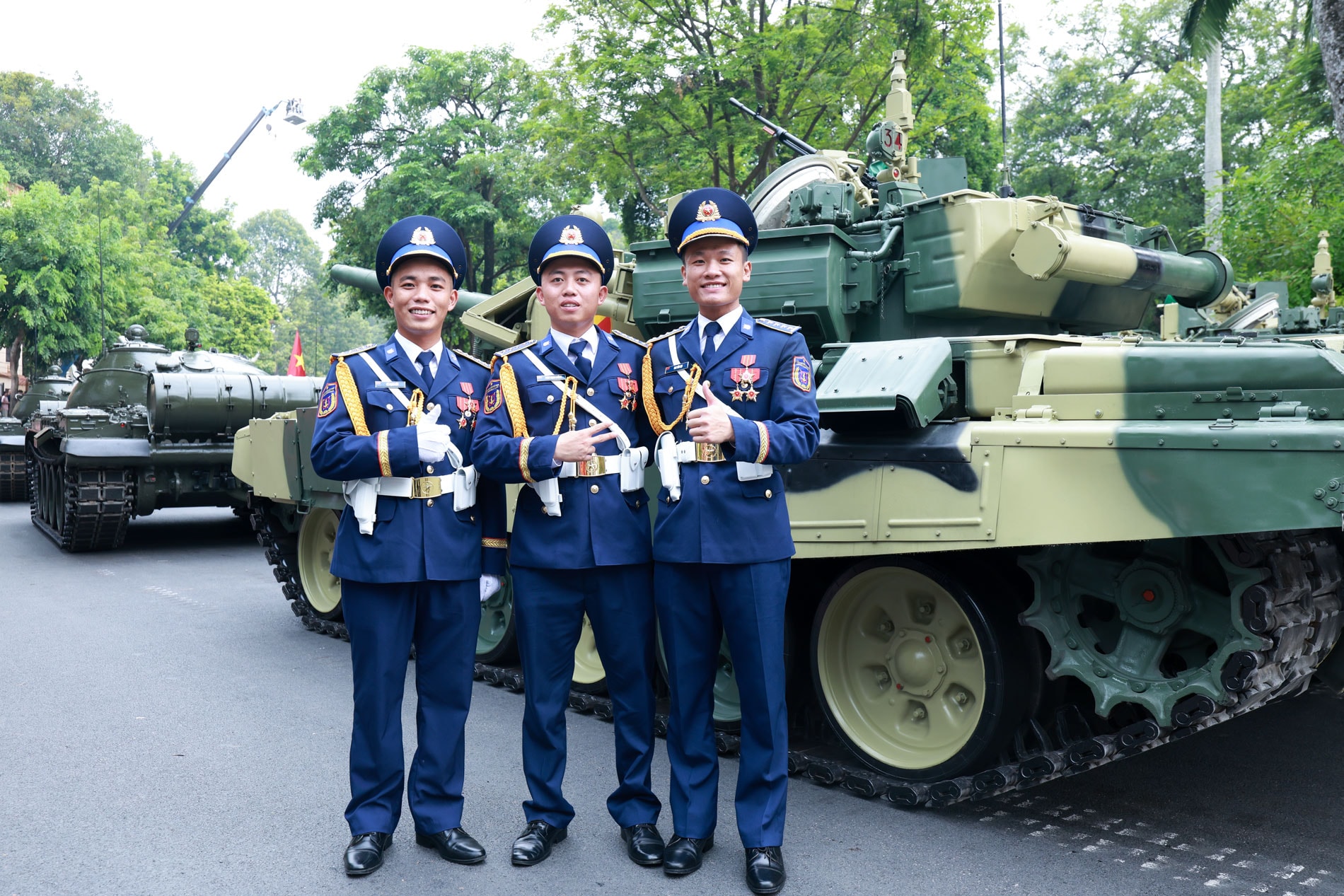 6.Các chiến sĩ Cảnh sát biển Việt Nam tranh thủ lưu lại những khoảnh khắc đáng nhớ khi lần đầu tiên tổng hợp luyện tại Quảng trường Ba Đình.