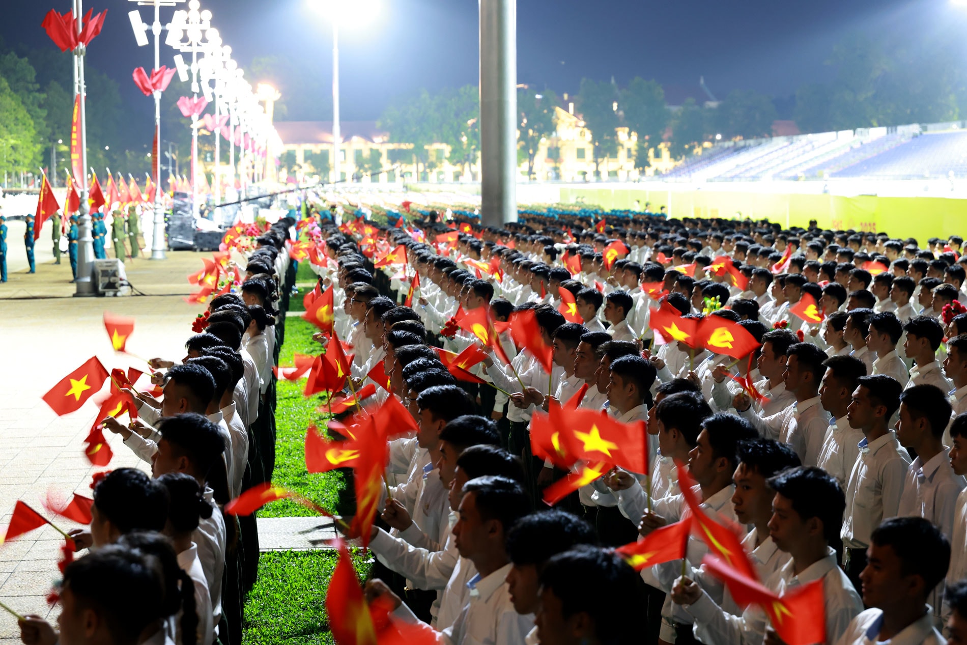 7.Đúng 20 giờ, buổi tổng hợp luyện bắt đầu.