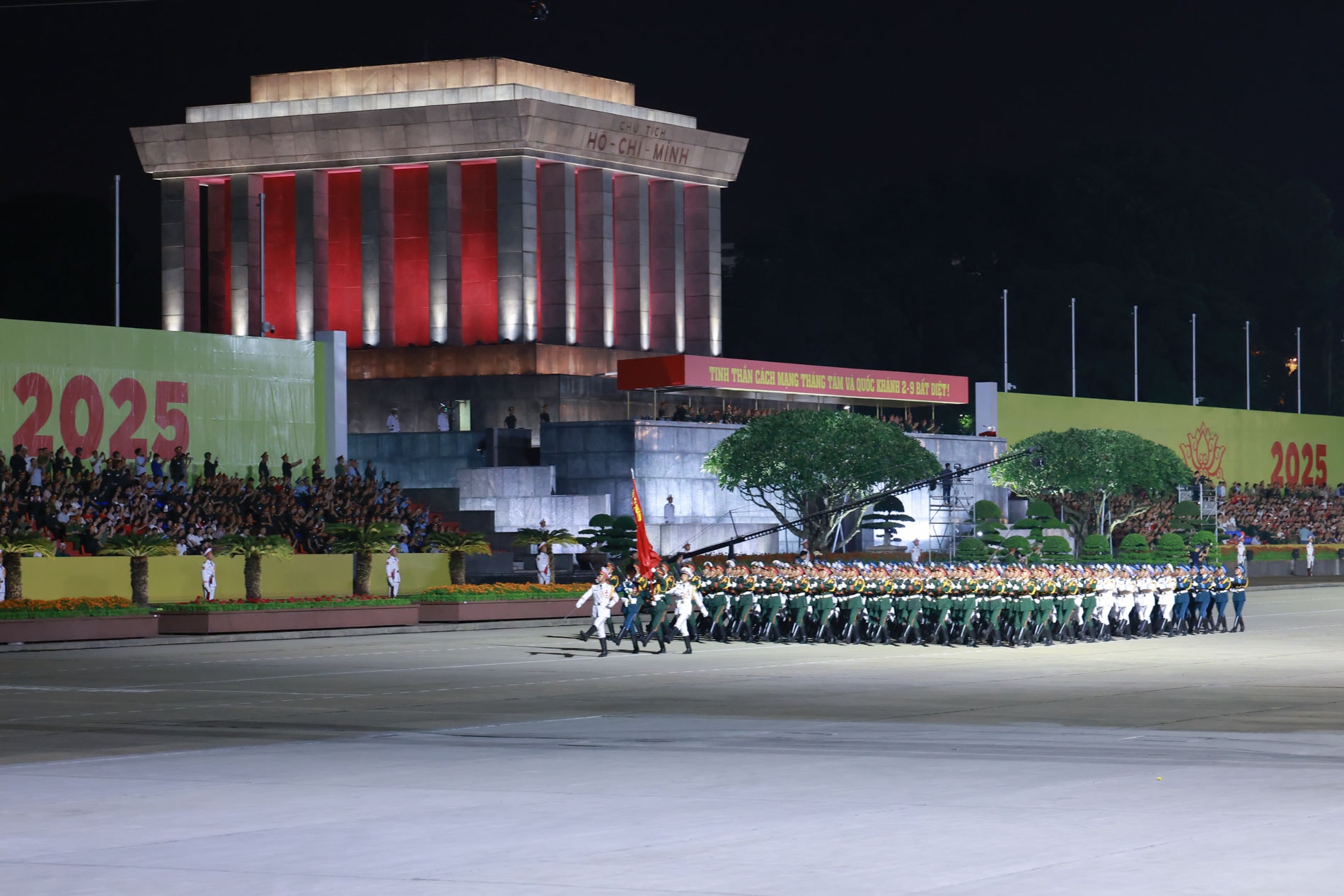 8.Các khối Quân đội lần lượt diễu binh qua lễ đài.