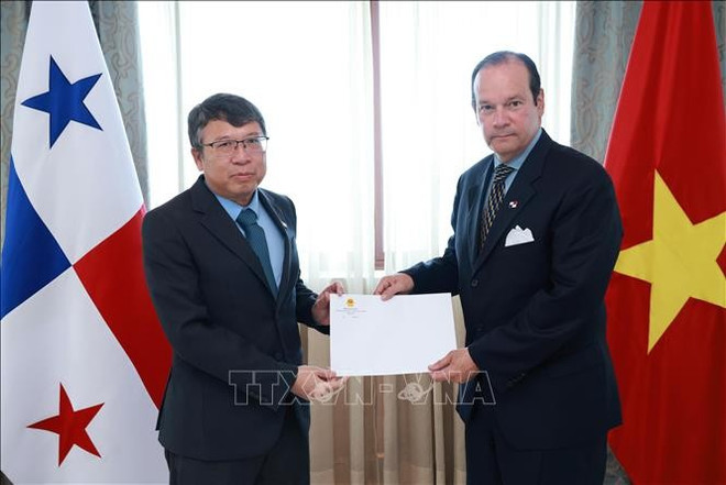 Vietnamese Ambassador to Mexico and Panama Nguyen Van Hai (left) submits a copy of his letter of credence to Panamanian Foreign Minister Javier Martínez-Acha Vásquez. (Photo: VNA) vna-potal-viet-nam-panama-huong-toi-quan-he-hop-tac-thuc-chat-va-hieu-qua-standjpeg1.jpg