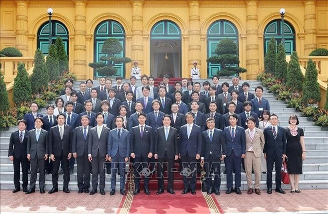 State President Luong Cuong (front, seventh from right) and the delegation from the Liberal Democratic Party Youth Division of Japan. (Photo: VNA) uuid3de4e3aaab-5bfa-4a1f-a744-a25c481e484c26code3d00126library3d126type3d126mode3d126loc3dtrue26cap3dtrue.jpg