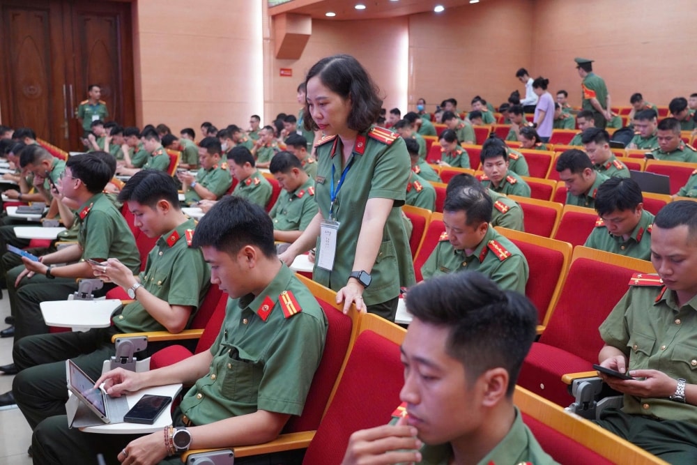 can bo du ky thi
