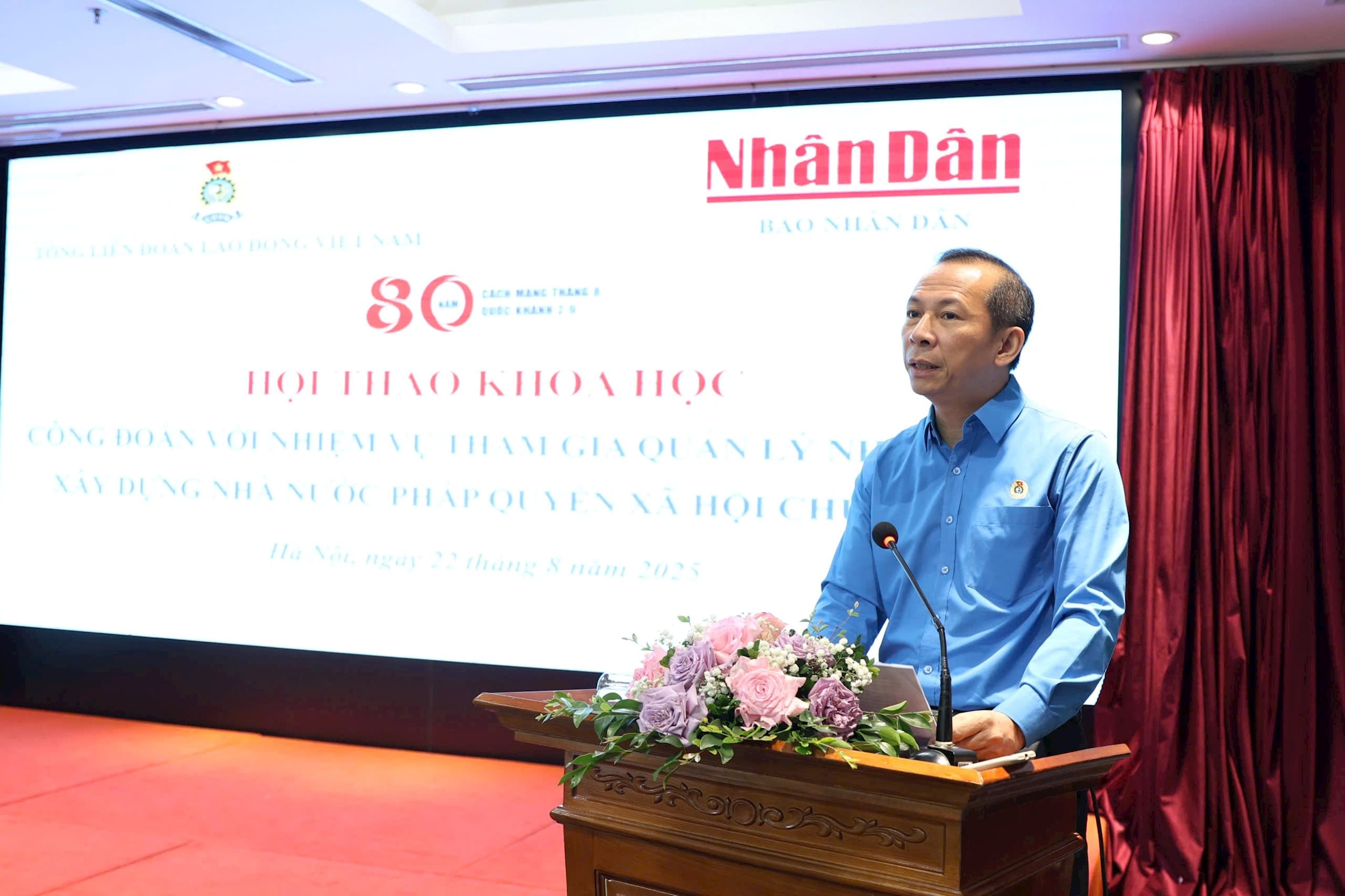 Chủ tịch LĐLĐ tỉnh Thanh Hóa Võ Mạnh Sơn phát biểu ý kiến tại hội thảo