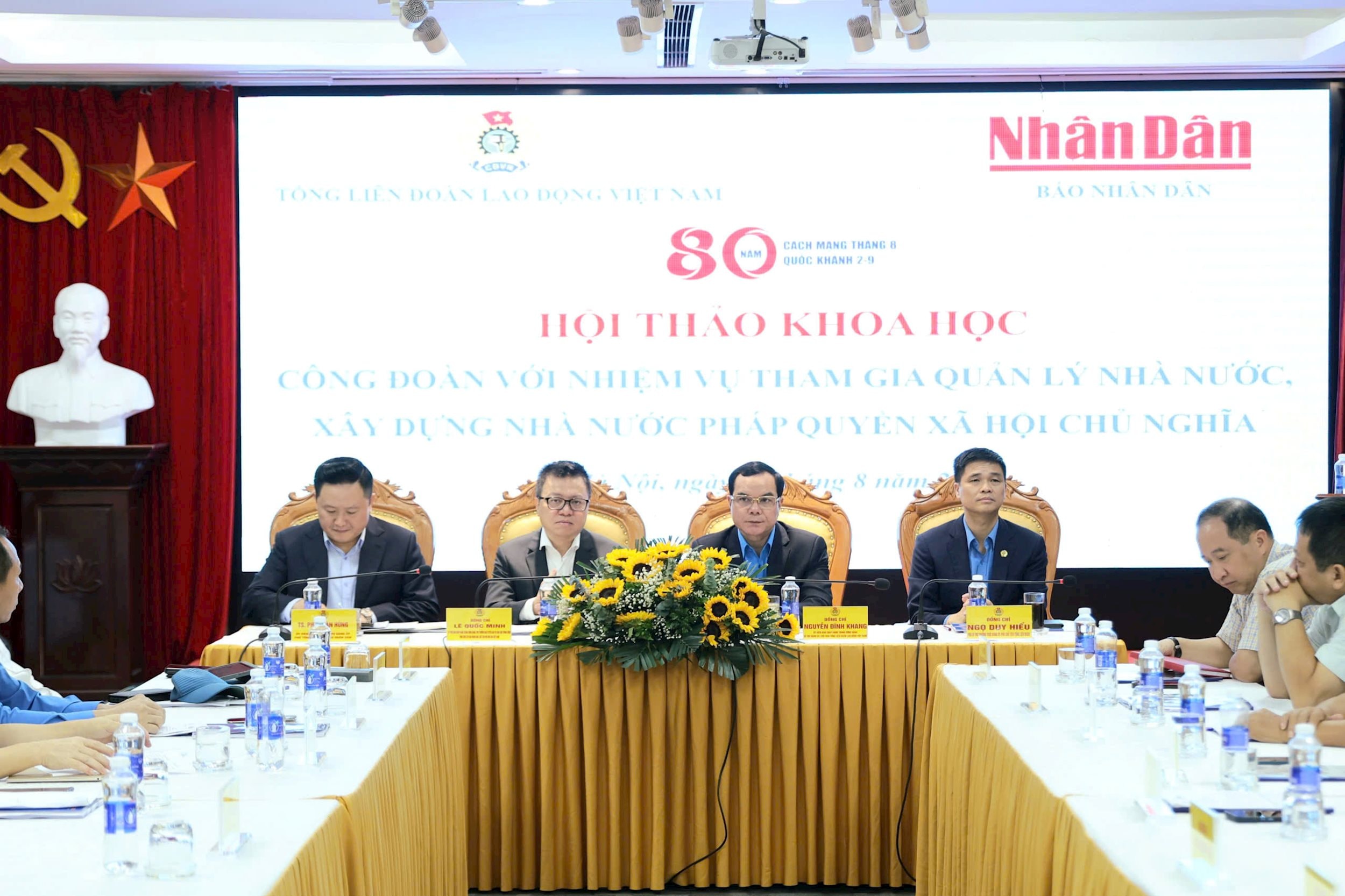 Đoàn Chủ tịch điều hành hội thảo