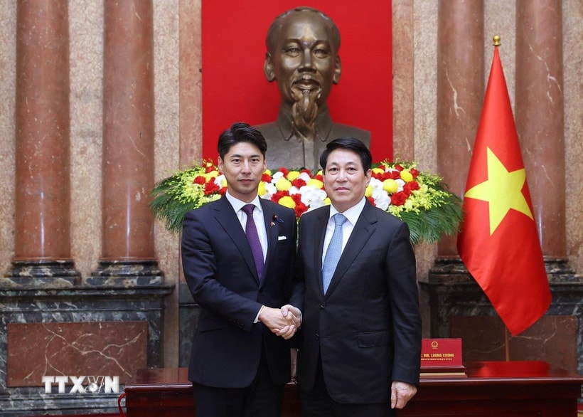 Chủ tịch nước Lương Cường với Trưởng Ban Thanh niên Đảng Dân chủ tự do Nhật Bản (LDP) Nakasone Yasutaka. (Ảnh: Lâm Khánh/TTXVN)