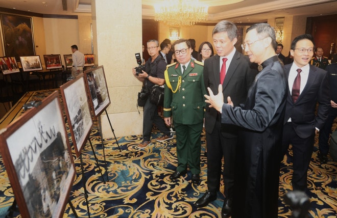 Vietnamese Ambassador to Singapore Tran Phuoc Anh (first, right) introduces the September 2, 1945 event to international guests (Photo: VNA) vietnames-embassador.jpg