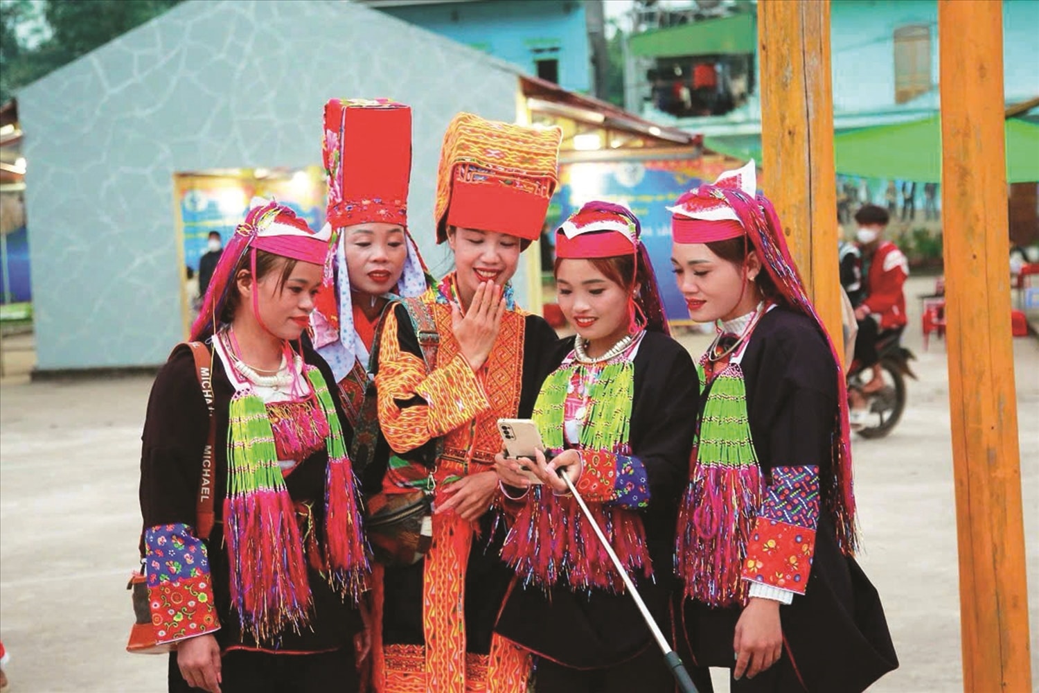 nguoi dan hao hung dung dien thoai
