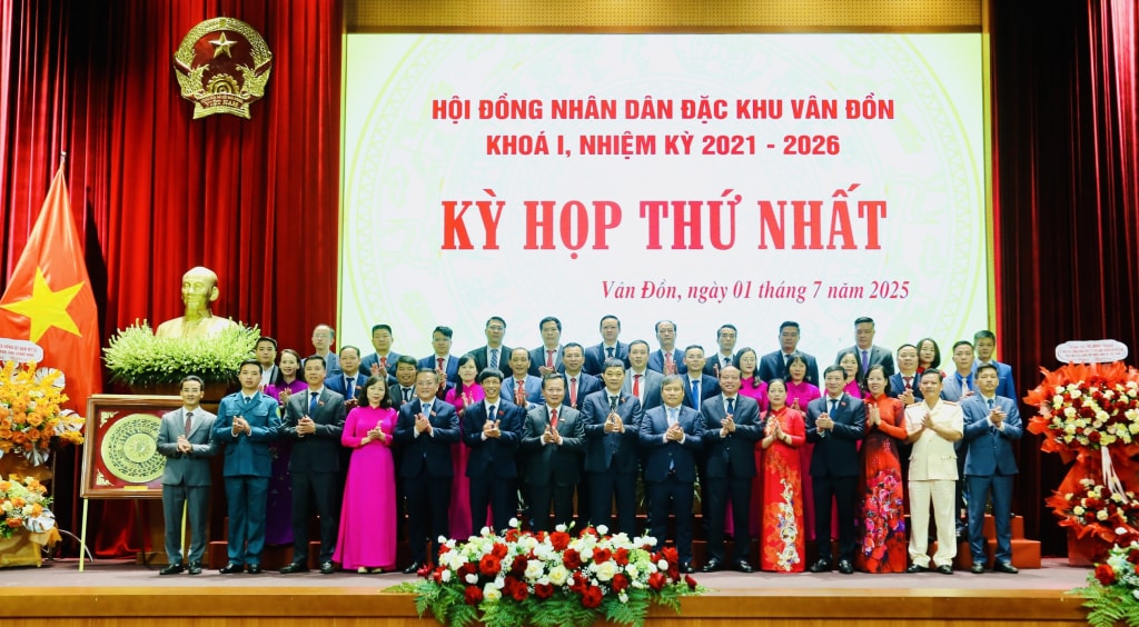 Ủy viên Trung ương Đảng, Phó Chủ tịch Quốc hội Vũ Hồng Thanh và lãnh đạo tỉnh Quảng Ninh chụp ảnh lưu niệm với Đảng bộ, chính quyền Đặc khu Vân Đồn trong ngày đầu tiên vận hành mô hình chính quyền hai cấp
