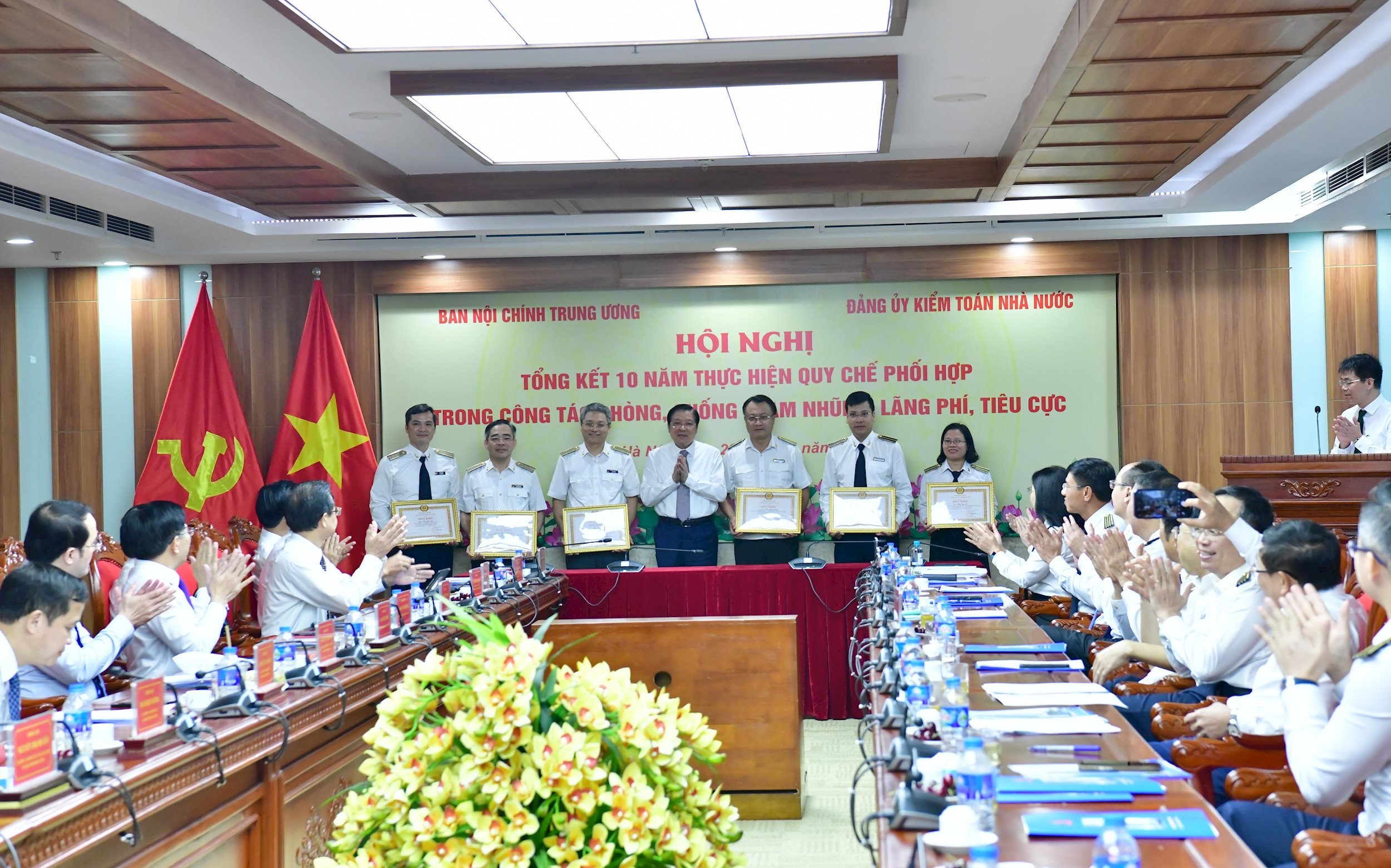 01.Đ.c Phan Đình Trạc tặng Bằng khen cho 2 tập thể, 5 cá nhân của KTNN (1)