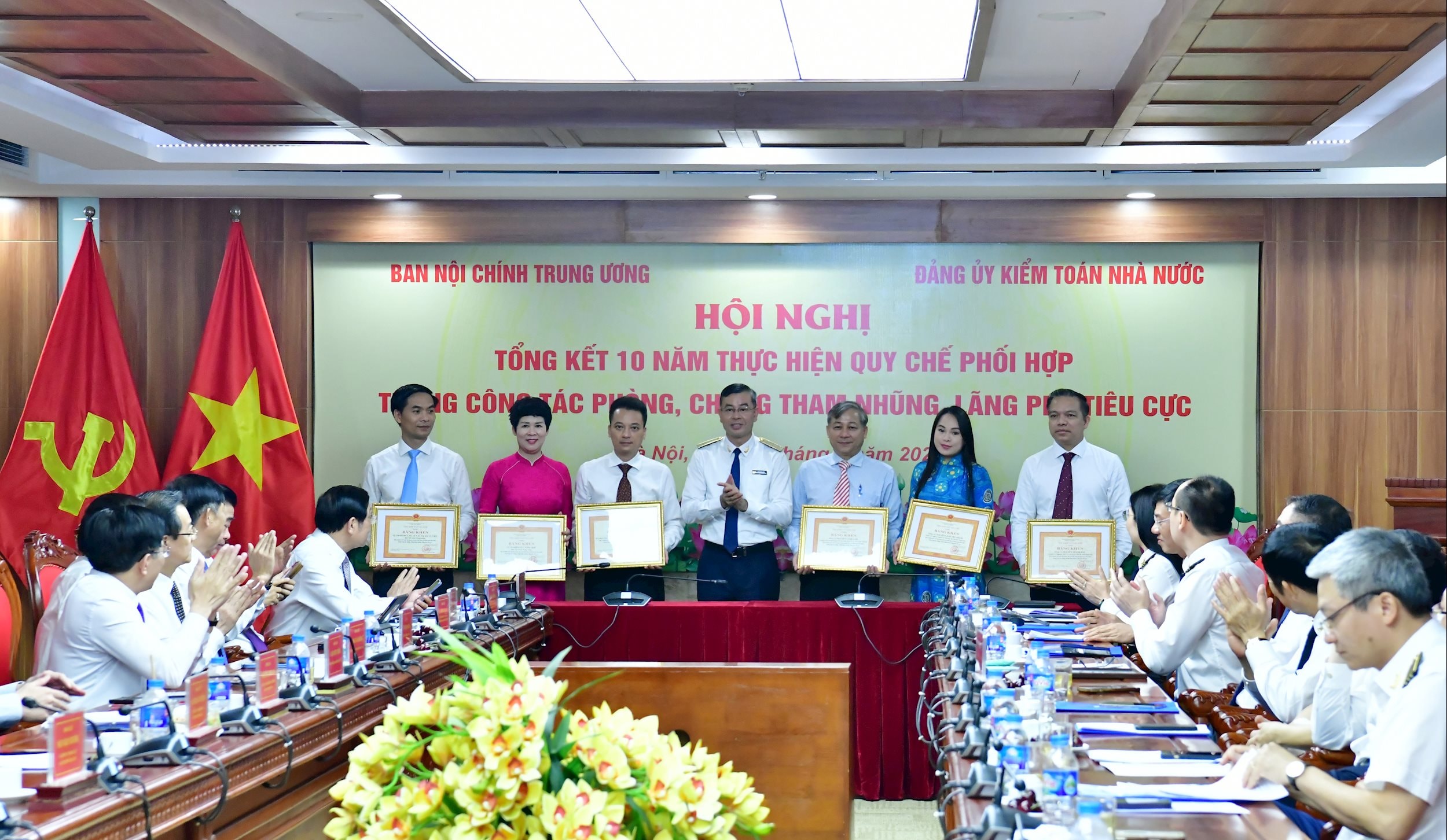 02 Tổng Kiểm toán nhà nước Ngô Văn Tuấn trao tặng Bằng khen cho các tập thể, cá nhân của Ban Nội chính Trung ương