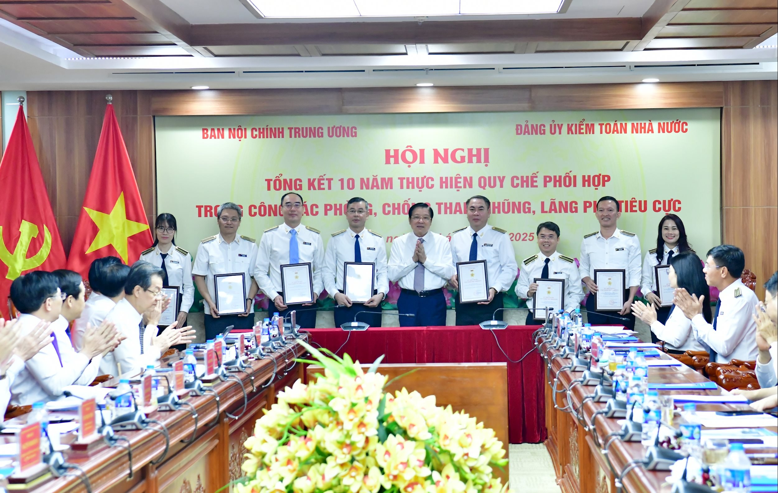 05 Đ.c Phan Đình Trạc trao tặng Kỷ niệm chương Vì sự nghiệp Nội chính Đảng cho 8 cá nhân của KTNN