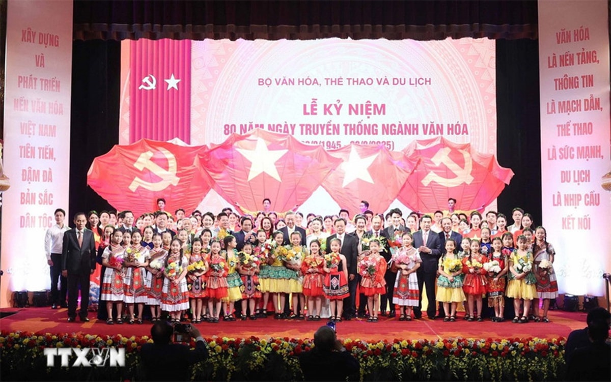 Tổng Bí thư Tô Lâm, Thủ tướng Phạm Minh Chính và các nghệ sỹ tại Lễ kỷ niệm. Ảnh: Thống Nhất/TTXVN