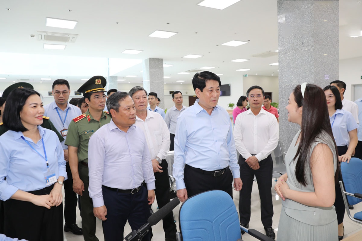 Chủ tịch nước Lương Cường trò chuyện với doanh nghiệp đến giải quyết thủ tục hành chính tại Trung tâm Phục vụ Hành chính công tỉnh Quảng Ninh. Ảnh Trung tâm Truyền thông Quảng Ninh