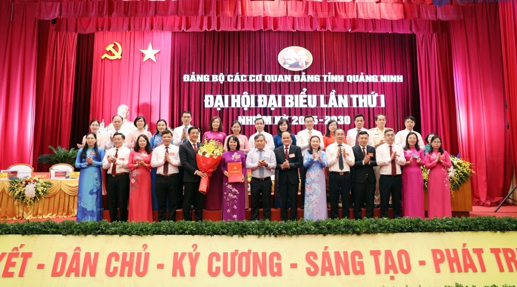 Đồng chí Vũ Đại Thắng, Ủy viên Trung ương Đảng, Bí thư Tỉnh ủy, Trưởng Đoàn ĐBQH tỉnh trao quyết định và tặng hoa Ban Chấp hành Đảng bộ các cơ quan Đảng tỉnh nhiệm kỳ 2025-2030.