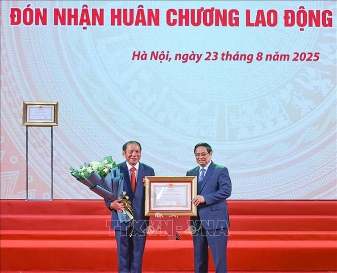 Prime Minister Chinh (R) presents the First-Class Labour Order to Minister of Culture, Sports and Tourism Nguyen Van Hung. (Photo: VNA) uuid5aa18b8a-98b2-42ee-ab00-1535715adfc1code001library1type1mode1loctruecaptrue.jpg