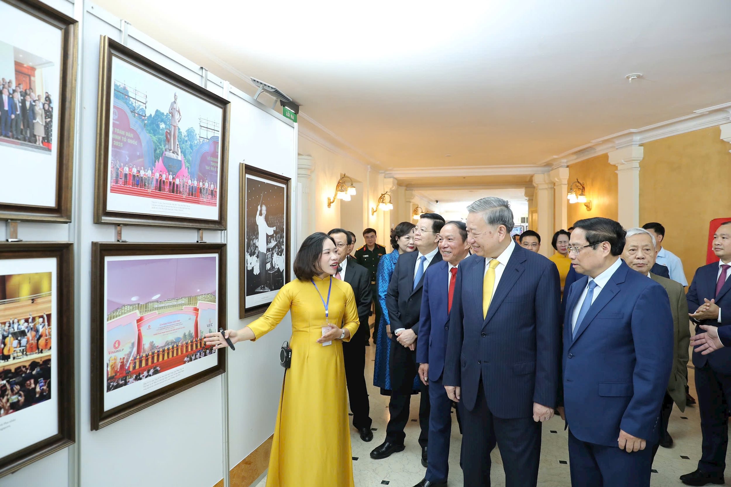 Tổng Bí thư Tô Lâm, Thủ tướng Chính phủ Phạm Minh Chính và các đại biểu tham quan triển lãm tại Lễ kỷ niệm