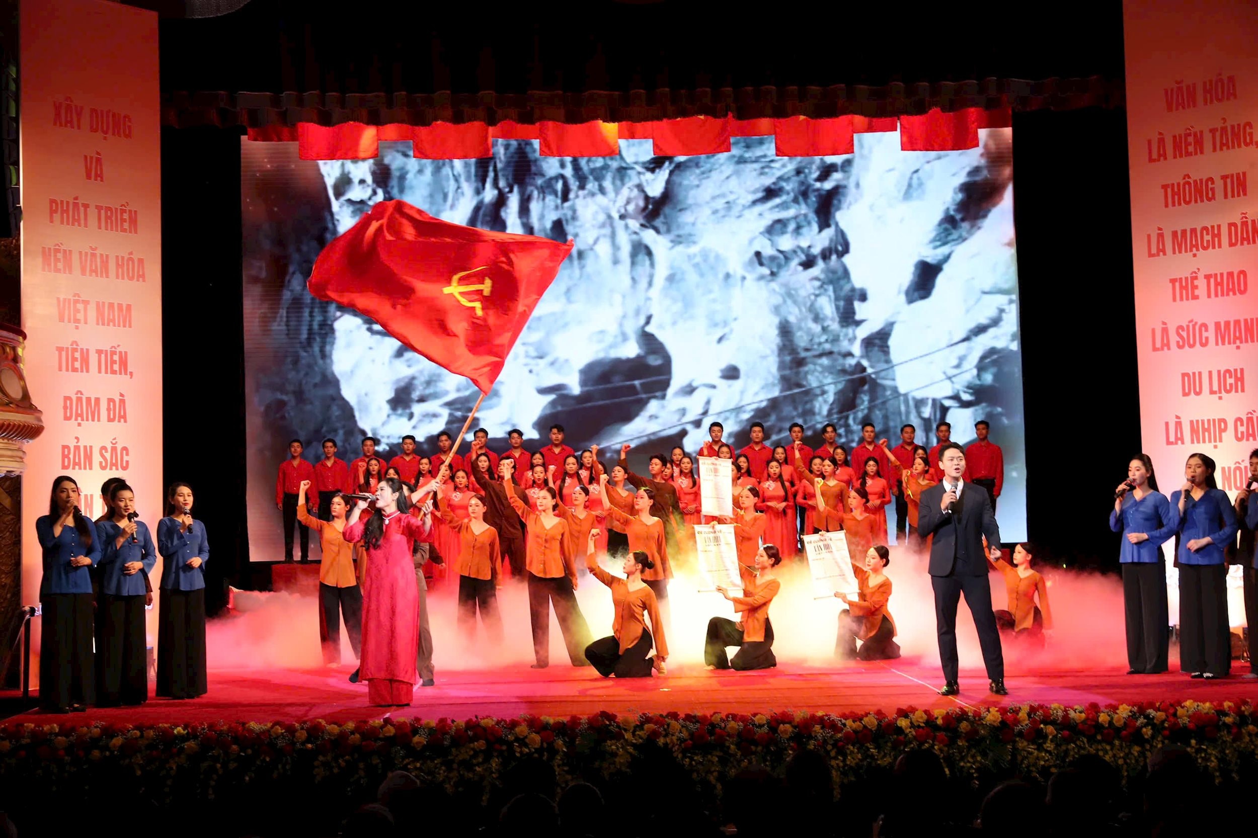 Văn nghệ chào mừng tại Lễ kỷ niệm
