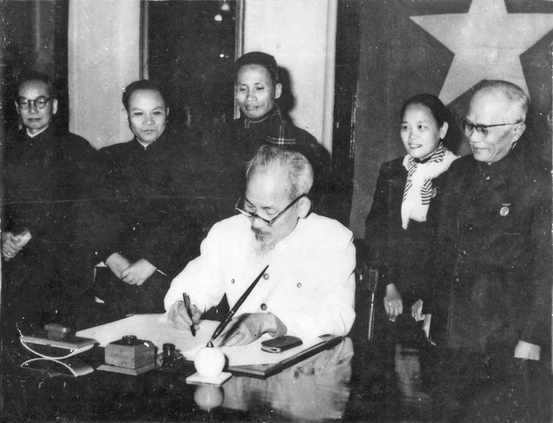 Ngày 1.1.1960, Chủ tịch Hồ Chí Minh ký sắc lệnh công bố Hiến pháp xã hội chủ nghĩa đầu tiên của nước ta. Ảnh Tư liệu