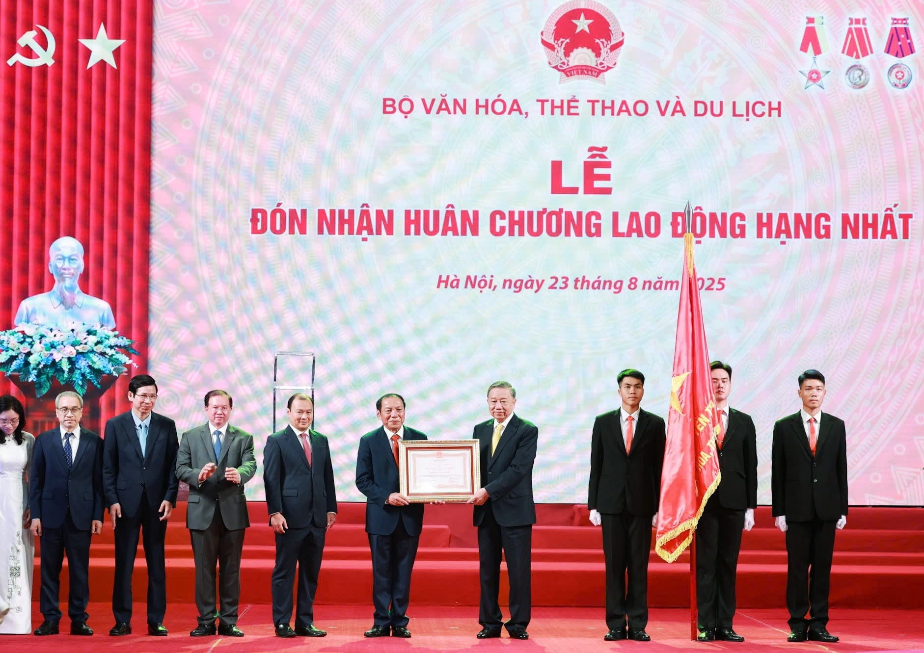 Tổng Bí thư Tô Lâm thay mặt Lãnh đạo Đảng và Nhà nước trao Huân chương Lao động hạng Nhất cho Bộ Văn hóa, Thể thao và Du lịch