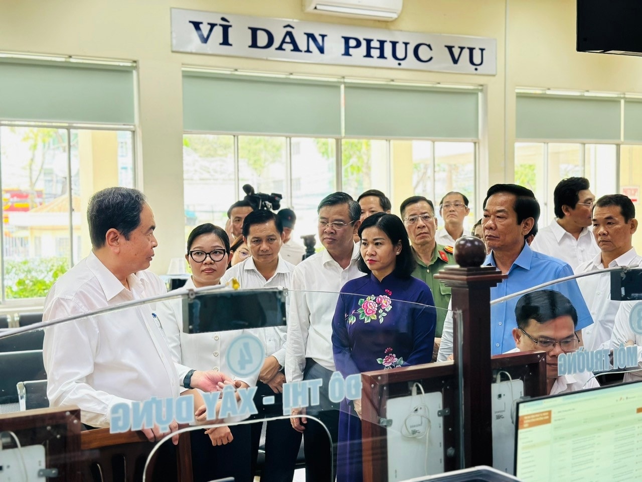 Chủ tịch Quốc hội Trần Thanh Mẫn khảo sát thực tế tại Trung tâm hành chính công phường Ninh Kiều. Ảnh- Dương Dung