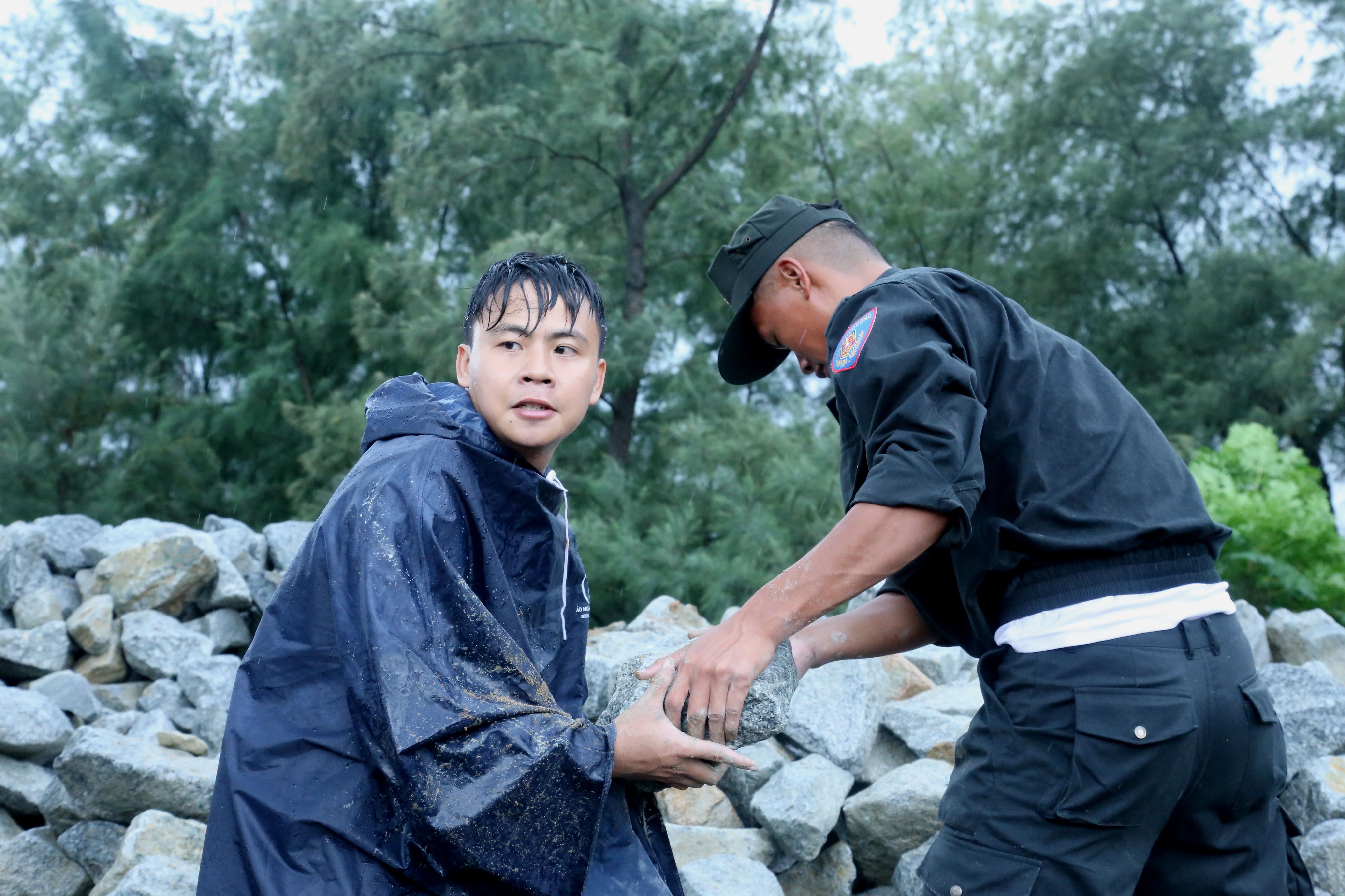 Dưới cơn mưa nặng hạt, các cán bộ chiến sĩ càng cố gắng quyết tâm sớm hoàn thành nhiệm vu