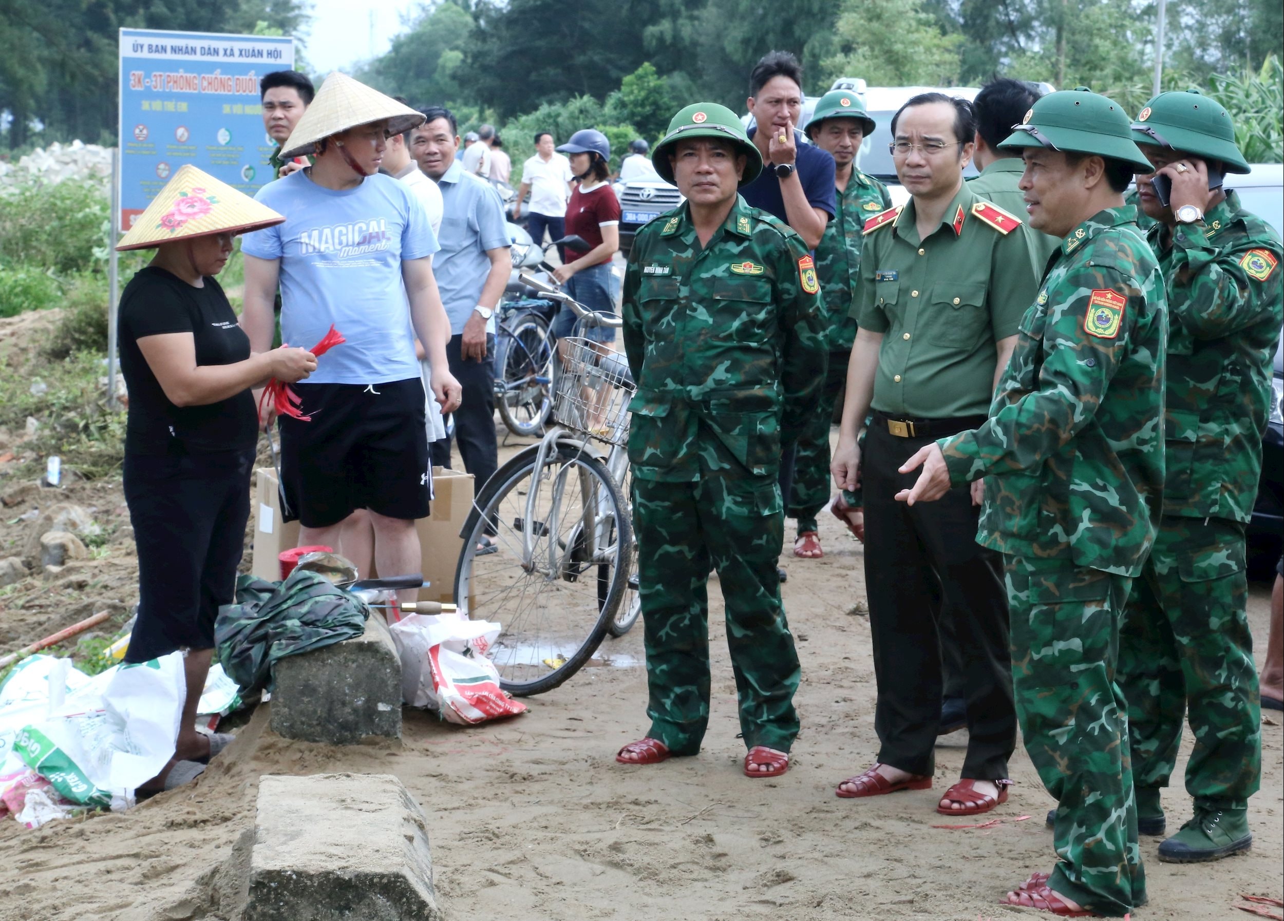 và Thiếu tướng Nguyễn Xuân Thao, Giám đốc Công an tỉnh xuống kiểm tra, chỉ đạo công tác ứng phó với cơn bão số 5 tại xã Đan Hải