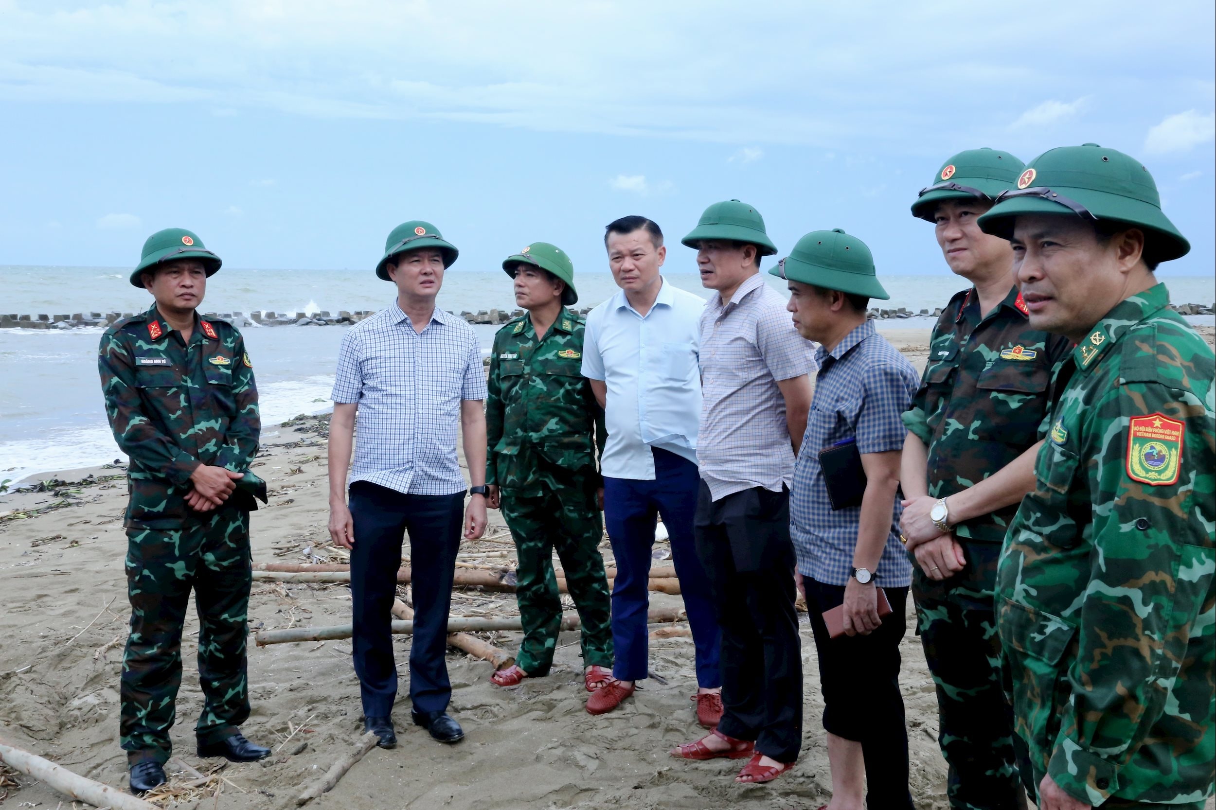 Phó Chủ tịch UBND tỉnh Hà Tĩnh Trần Báu Hà (áo trắng thứ 2 từ trái sang phải)