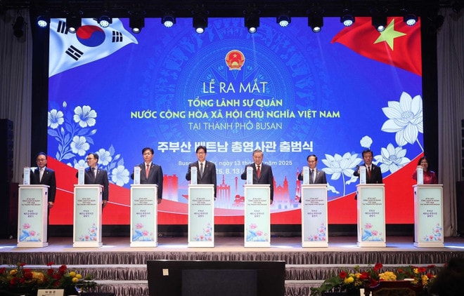 Party General Secretary To Lam and delegates are at the launching ceremony of the Consulate General of Vietnam in Busan city, the Republic of Korea on August 13, 2025. (Photo: VNA) busan-10.jpg