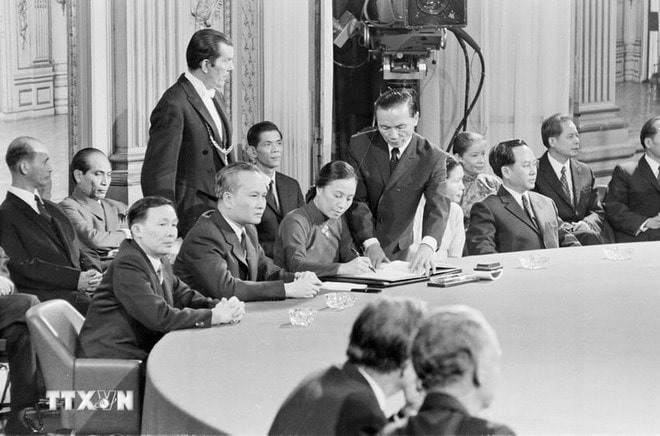 Minister of Foreign Affairs of the Provisional Revolutionary Government of the Republic of South Vietnam Nguyen Thi Binh signs the Agreement on Ending the War and Restoring Peace in Vietnam (Paris Peace Accords) on January 27, 1973 in Paris, France. (Photo: VNA) hiep-dinh-paris.jpg