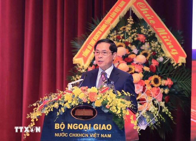 Phó Thủ tướng, Bộ trưởng Bộ Ngoại giao Bùi Thanh Sơn phát biểu. (Ảnh: Thống Nhất/TTXVN) ttxvn-tong-bi-thu-to-lam-du-du-le-ky-niem-80-nam-ngay-truyen-thong-nganh-ngoai-giao-viet-nam-8232906-12.jpg