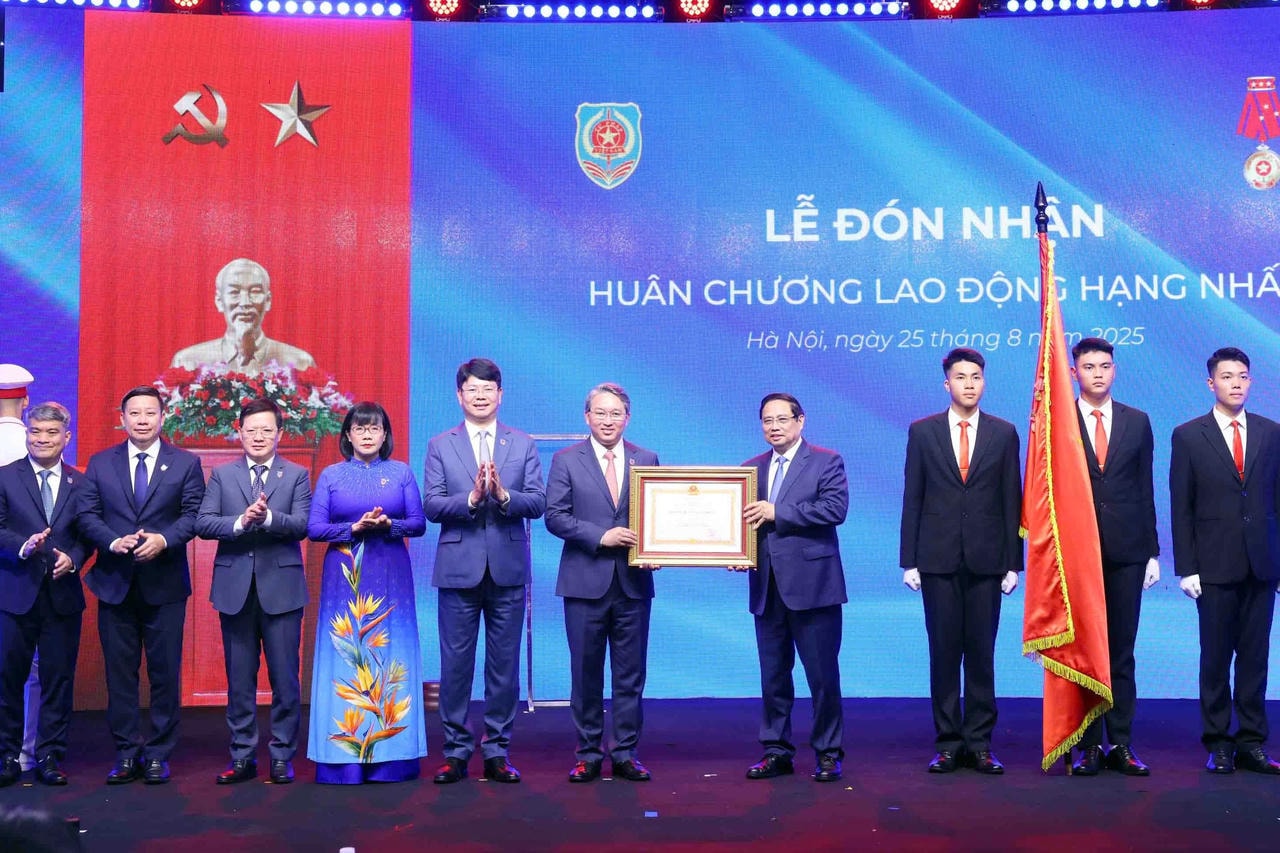 Bộ Tư pháp đón nhận Huân chương Lao động hạng Nhất lần thứ 2