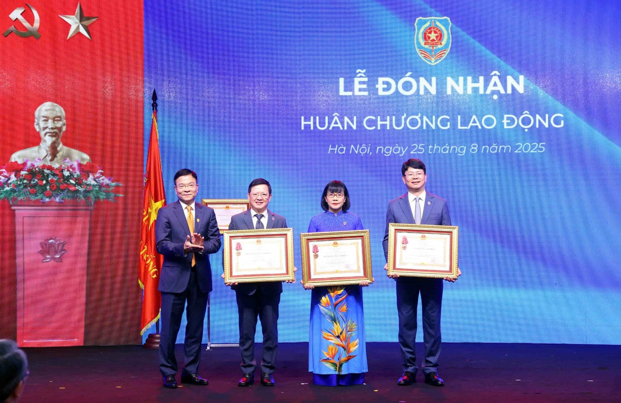 Phó Thủ tướng Chính phủ Lê Thành Long trao Huân chương Lao động hạng Ba cho các Thứ trưởng Bộ Tư pháp: Nguyễn Thanh Tịnh, Đặng Hoàng Oanh và Mai Lương Khôi.